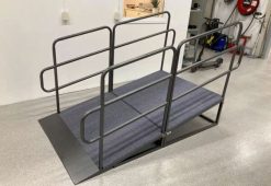 Ramp till scen, utan skyddsräcke