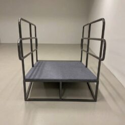 Ramp med skyddsräcke till fällbar scen sedd framifrån